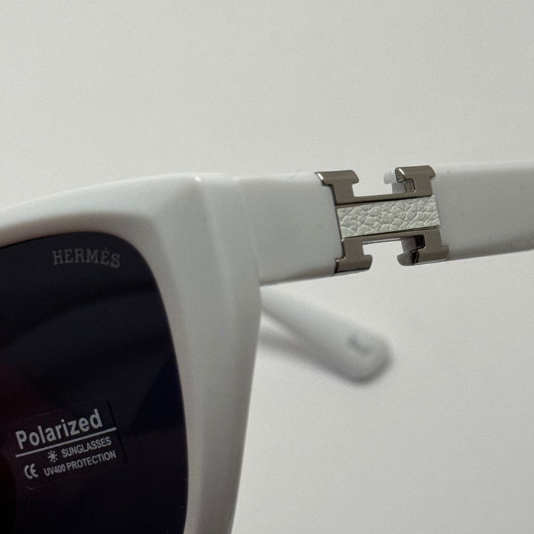 عینک آفتابی زنانه پلاریزه هرمس HERMES سفید کد p5223 به همراه کارو پارچه ای و دستمال