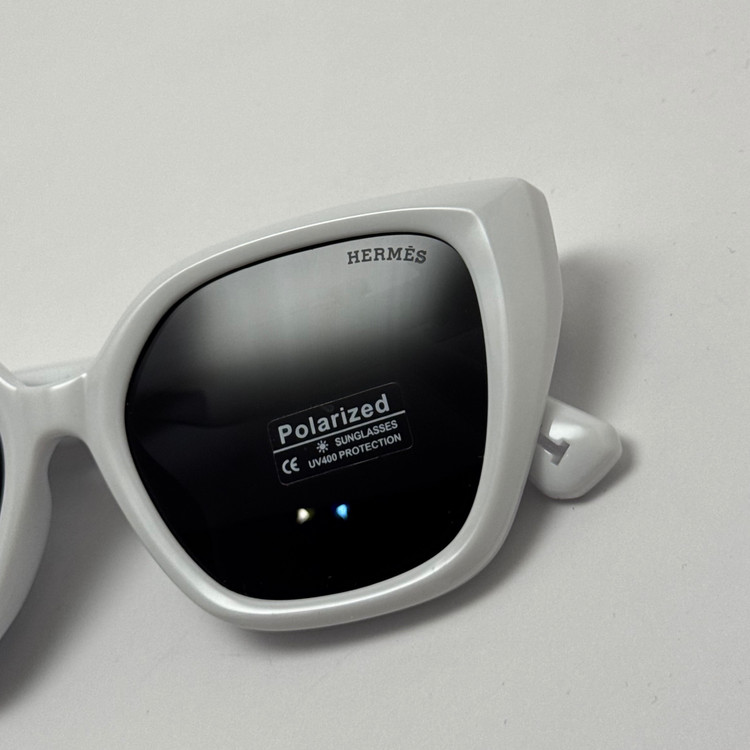 عینک آفتابی زنانه پلاریزه هرمس HERMES سفید کد p5223 به همراه کارو پارچه ای و دستمال