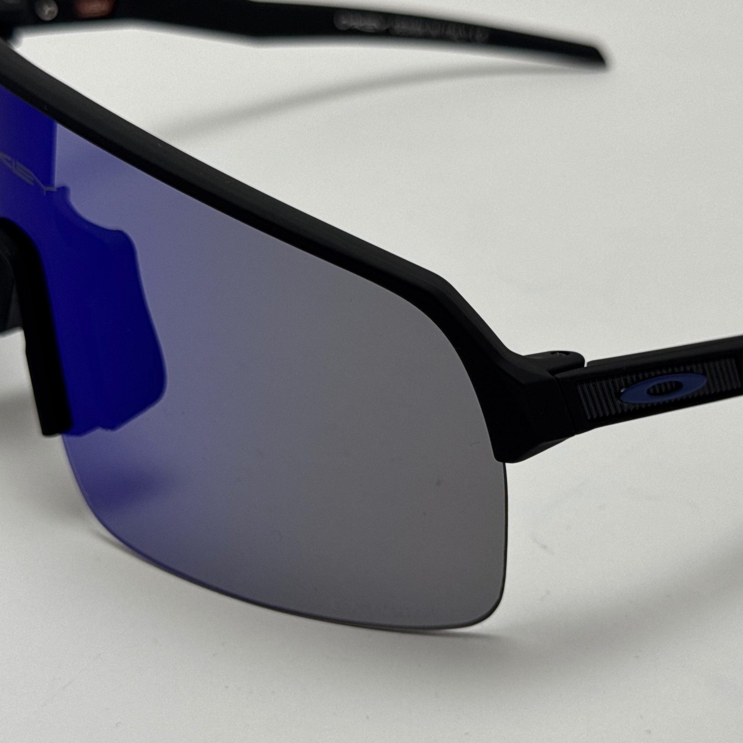 عینک آفتابی اسپرت اوکلی OAKLEY مدل SUTRO فریم مشکی عدسی آبی