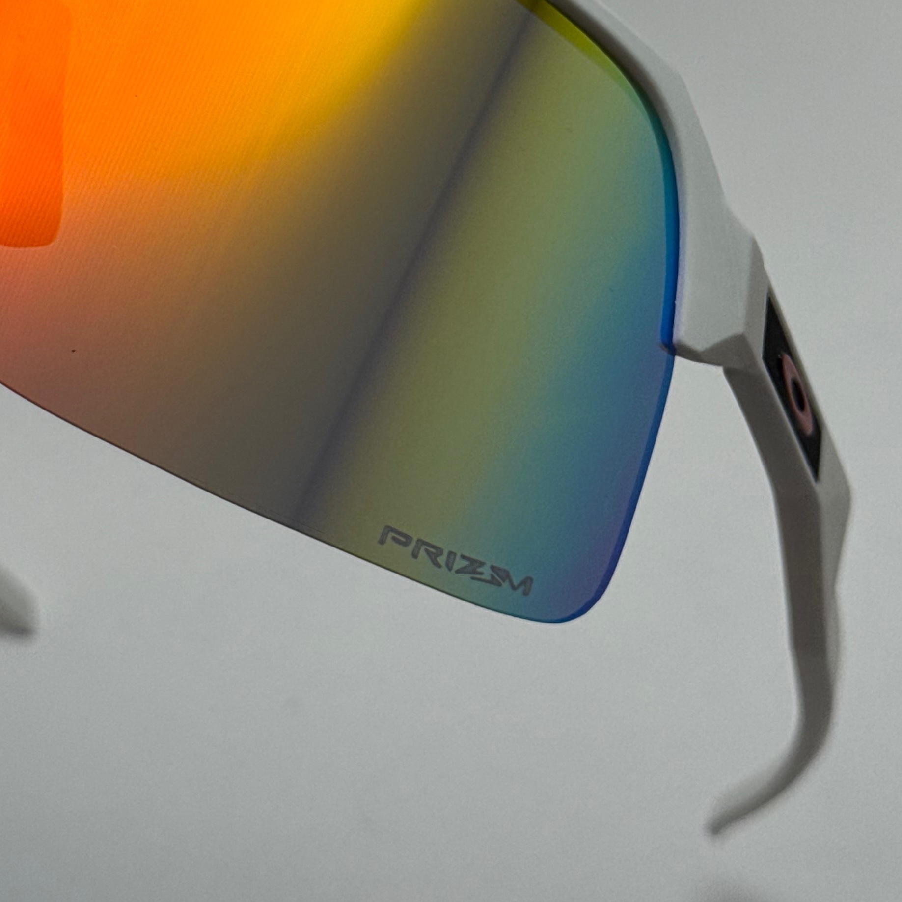 عینک آفتابی اسپرت اوکلی OAKLEY مدل SUTRO فریم سفید عدسی آتیشی