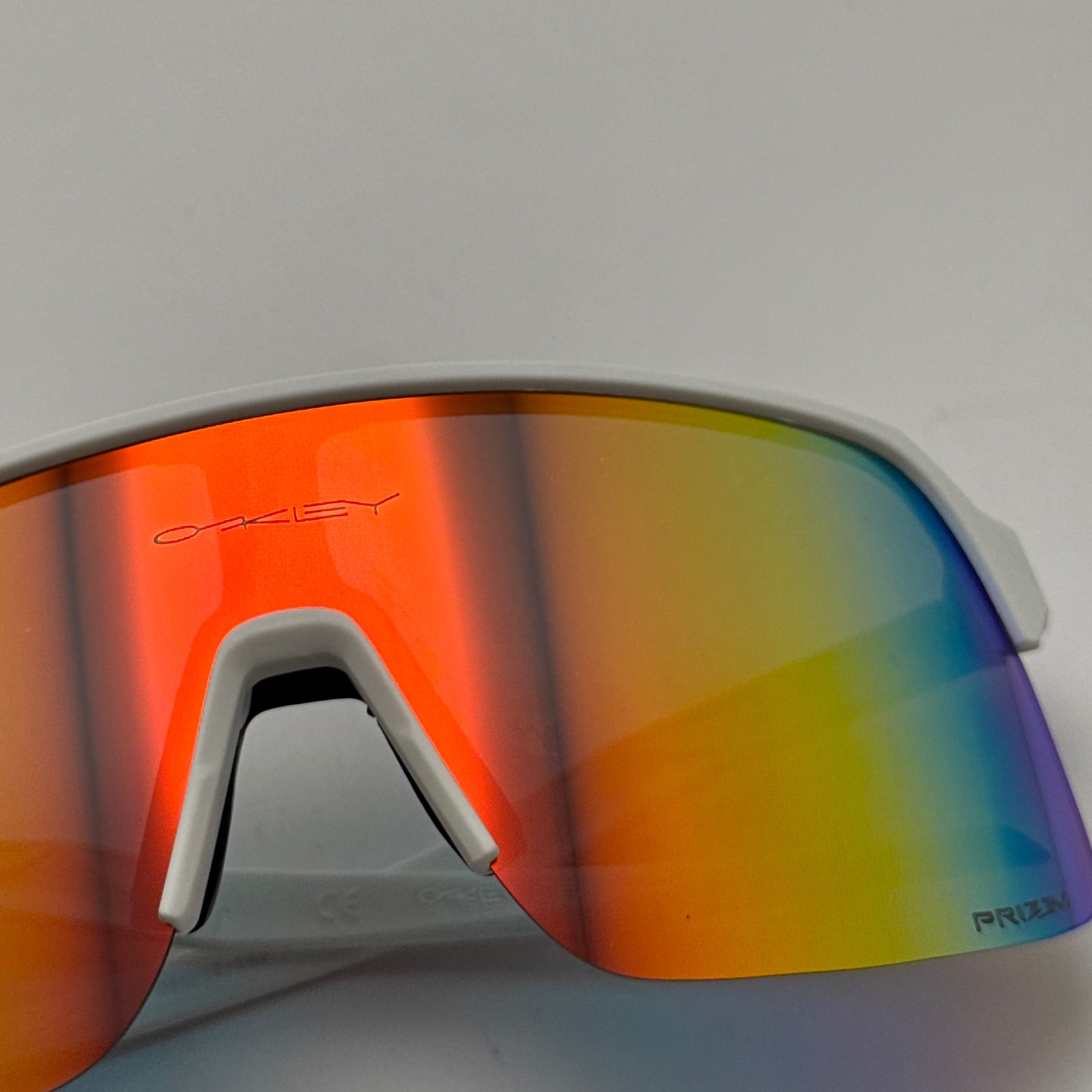 عینک آفتابی اسپرت اوکلی OAKLEY مدل SUTRO فریم سفید عدسی آتیشی