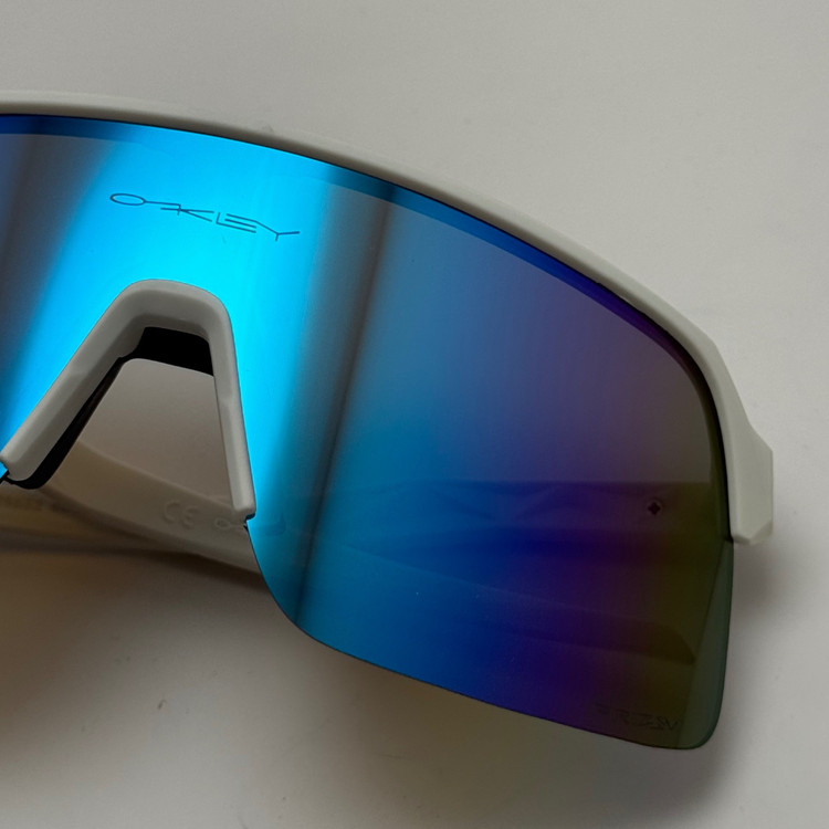 عینک آفتابی اسپرت اوکلی OAKLEY مدل SUTRO فریم سفید عدسی آبی هفت رنگ