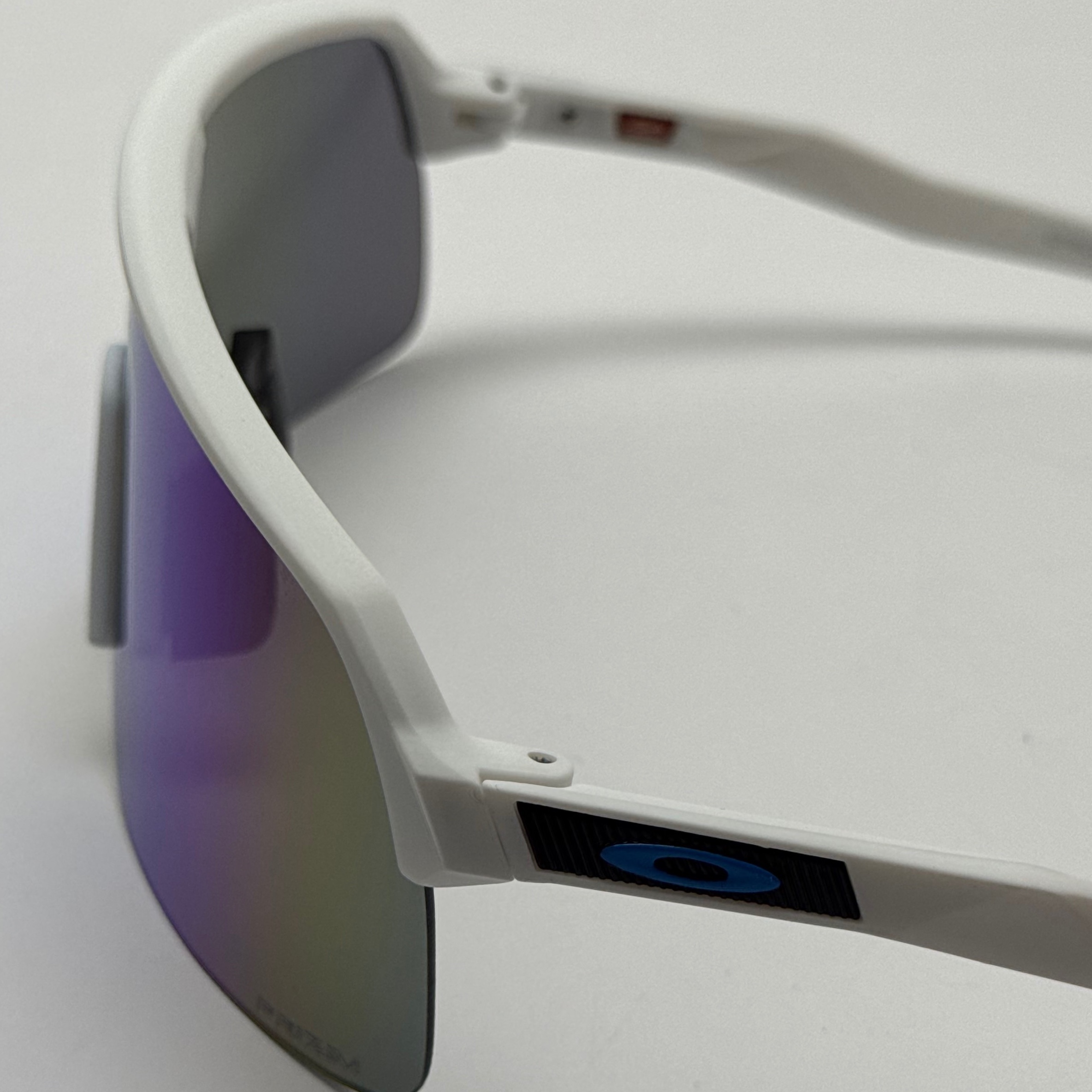 عینک آفتابی اسپرت اوکلی OAKLEY مدل SUTRO فریم سفید عدسی آبی هفت رنگ