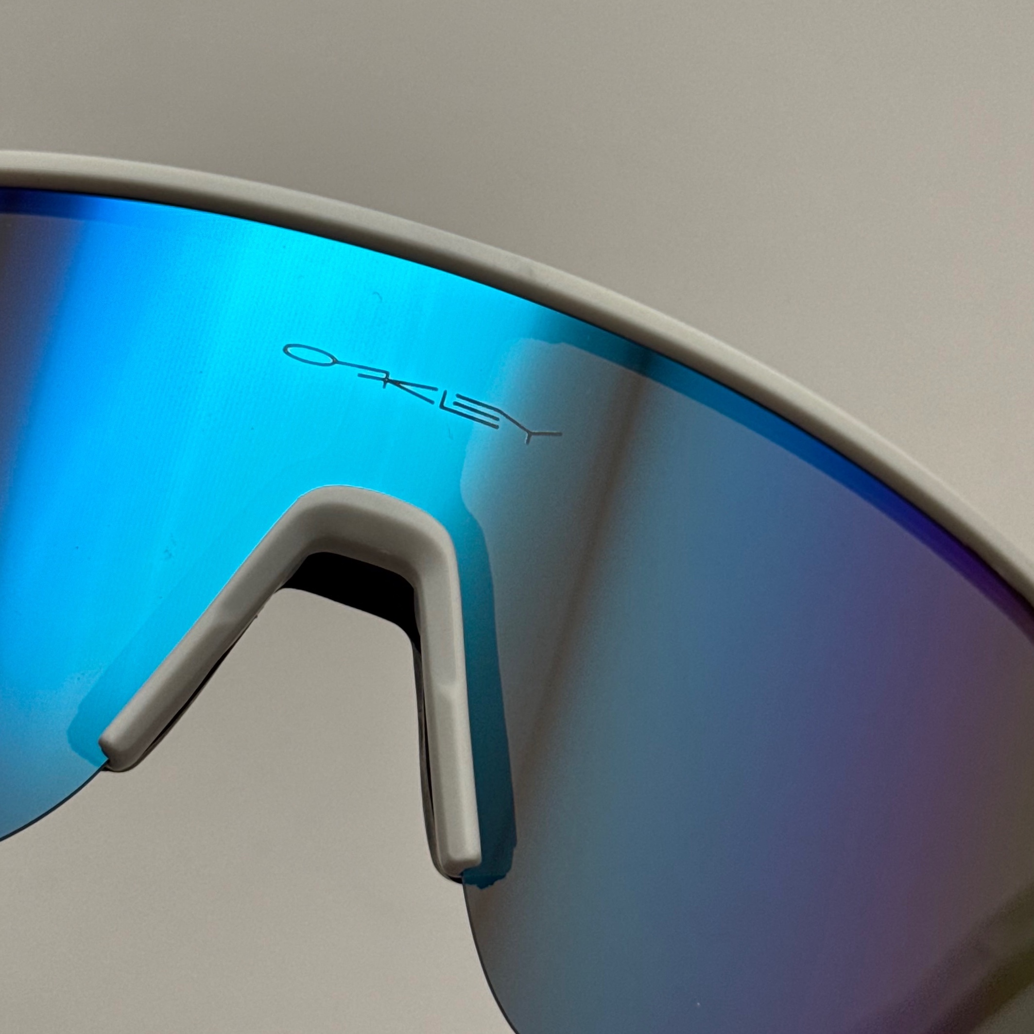 عینک آفتابی اسپرت اوکلی OAKLEY مدل SUTRO فریم سفید عدسی آبی هفت رنگ