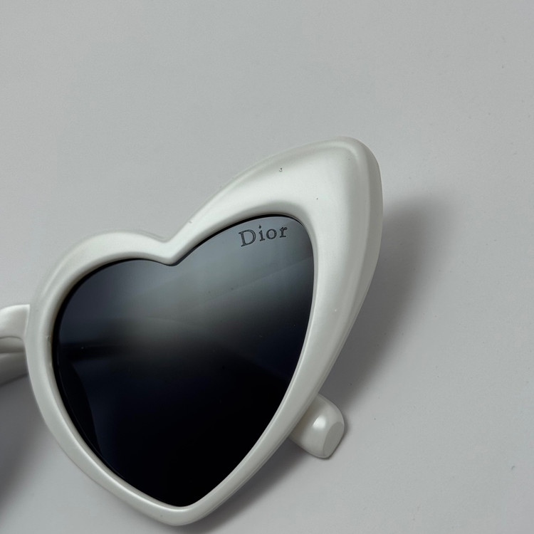 عینک آفتابی قلبی سفید برند دیور DIOR