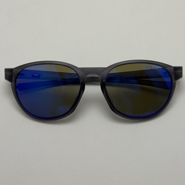 عینک آفتابی پلاریزه اوکلی Oakley طوسی عدسی آبی گرد کد TO4910