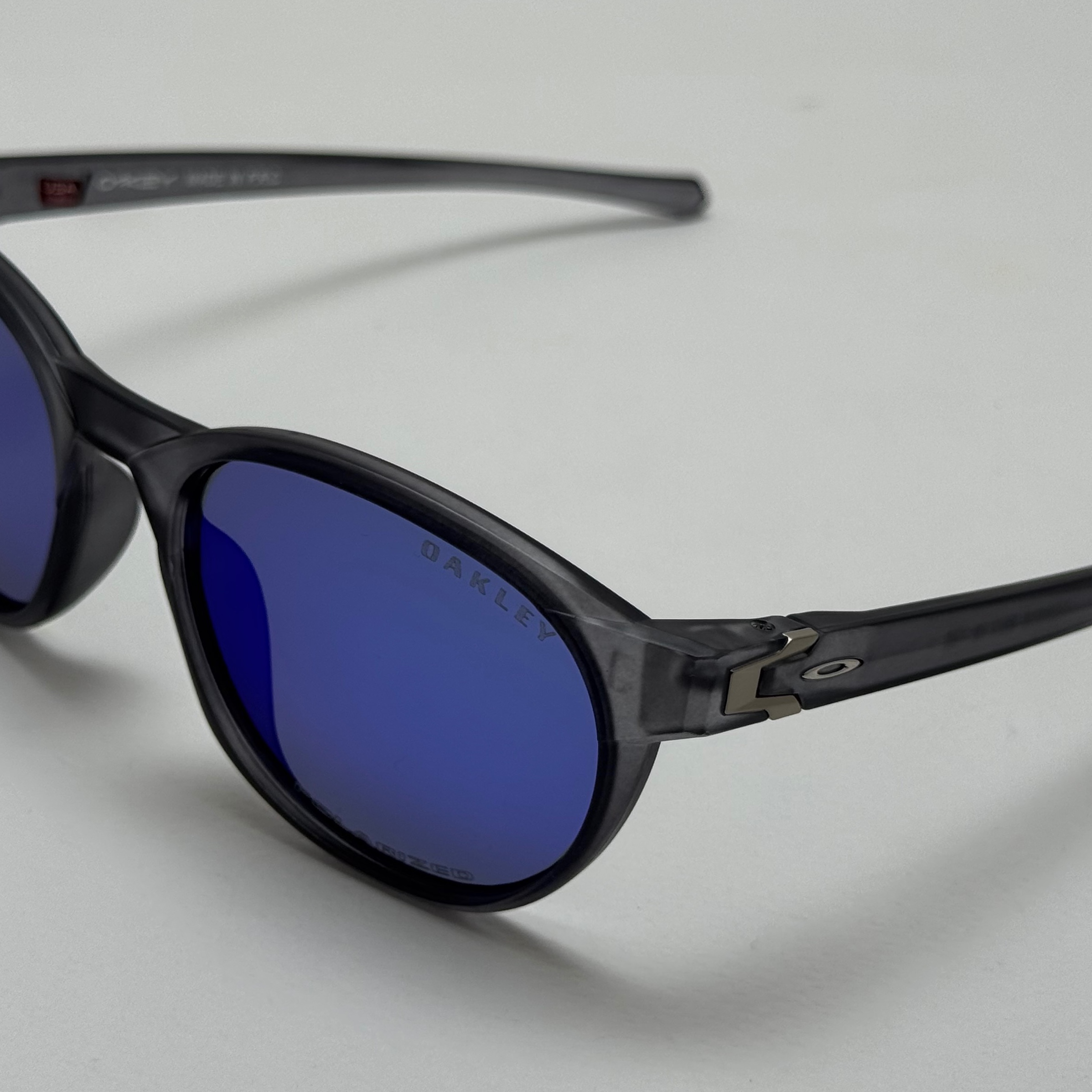 عینک آفتابی پلاریزه اوکلی Oakley طوسی عدسی آبی گرد کد TO4910