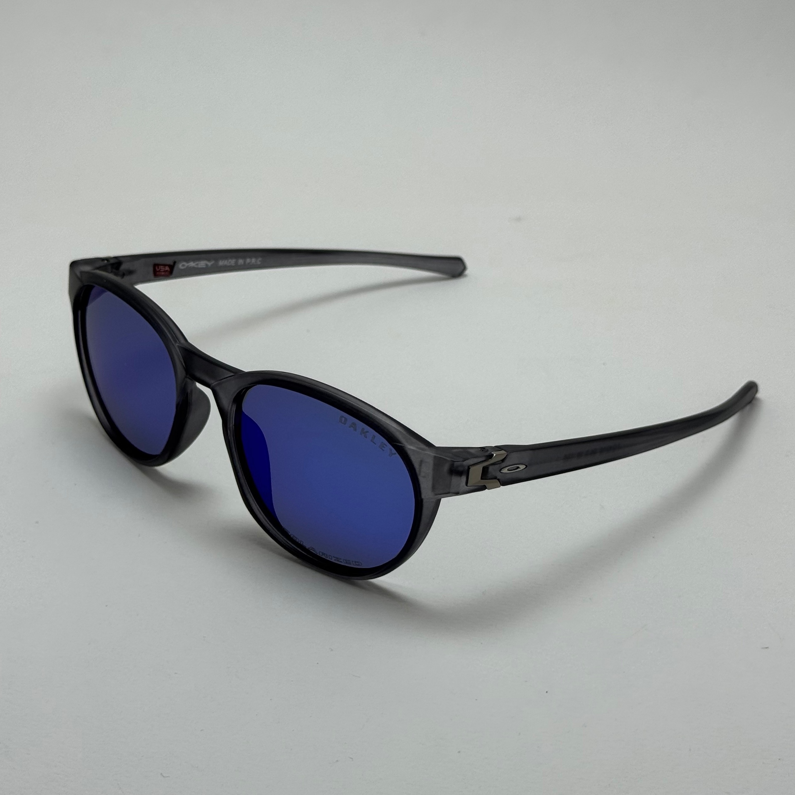 عینک آفتابی پلاریزه اوکلی Oakley طوسی عدسی آبی گرد کد TO4910