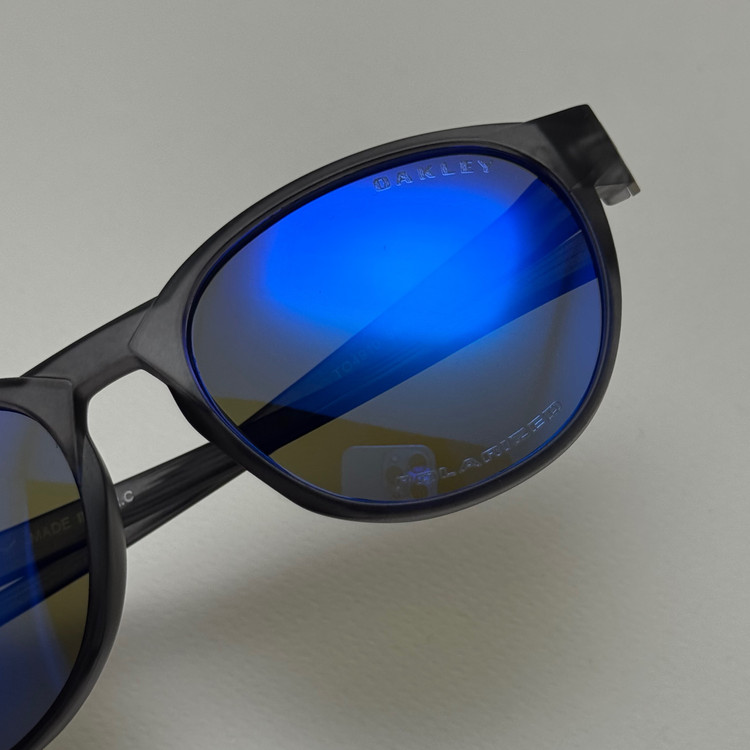 عینک آفتابی پلاریزه اوکلی Oakley طوسی عدسی آبی گرد کد TO4910