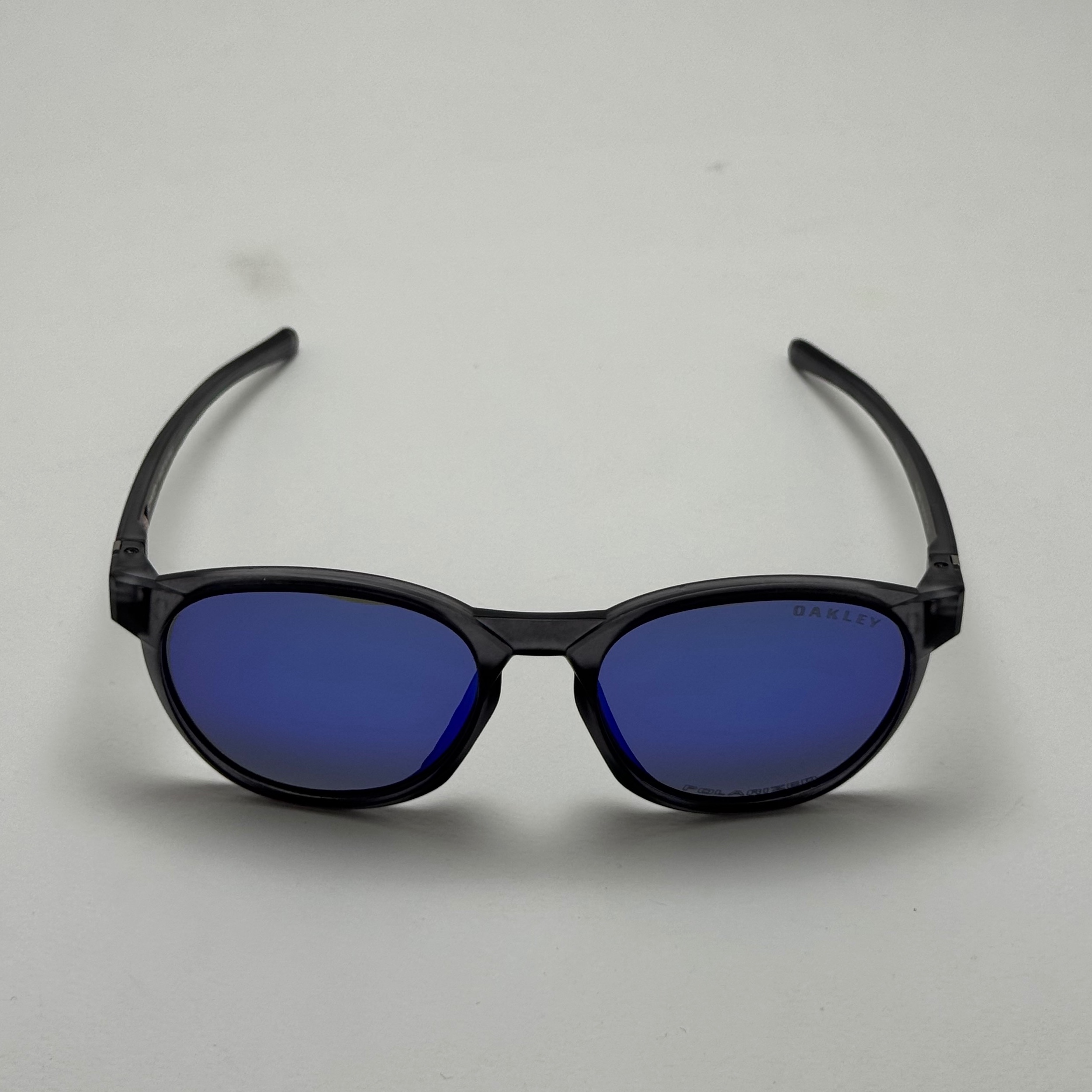 عینک آفتابی پلاریزه اوکلی Oakley طوسی عدسی آبی گرد کد TO4910