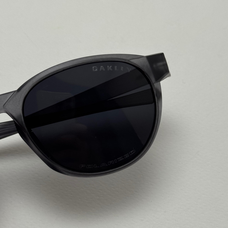 عینک آفتابی پلاریزه اوکلی Oakley طوسی عدسی مشکی گرد کد TO4910