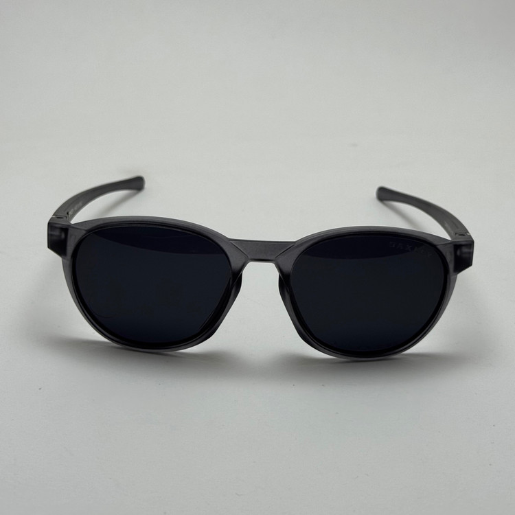 عینک آفتابی پلاریزه اوکلی Oakley طوسی عدسی مشکی گرد کد TO4910
