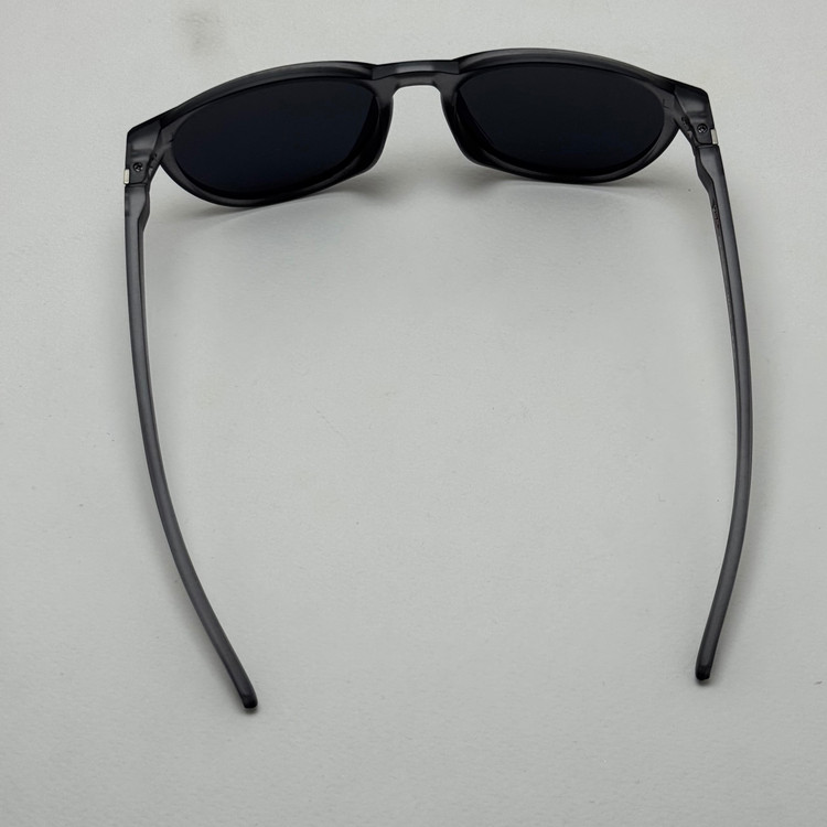 عینک آفتابی پلاریزه اوکلی Oakley طوسی عدسی مشکی گرد کد TO4910
