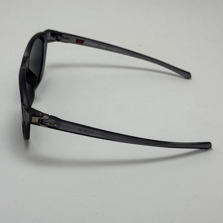 عینک آفتابی پلاریزه اوکلی Oakley طوسی عدسی مشکی گرد کد TO4910