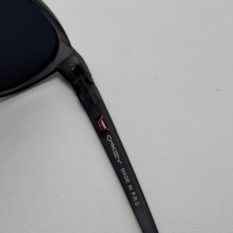 عینک آفتابی پلاریزه اوکلی Oakley طوسی عدسی مشکی گرد کد TO4910