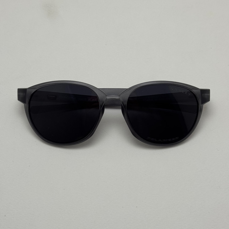 عینک آفتابی پلاریزه اوکلی Oakley طوسی عدسی مشکی گرد کد TO4910
