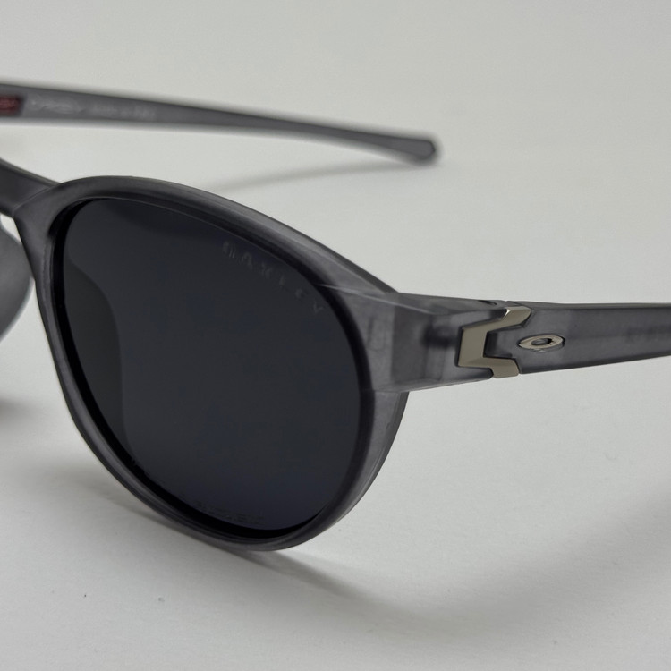 عینک آفتابی پلاریزه اوکلی Oakley طوسی عدسی مشکی گرد کد TO4910