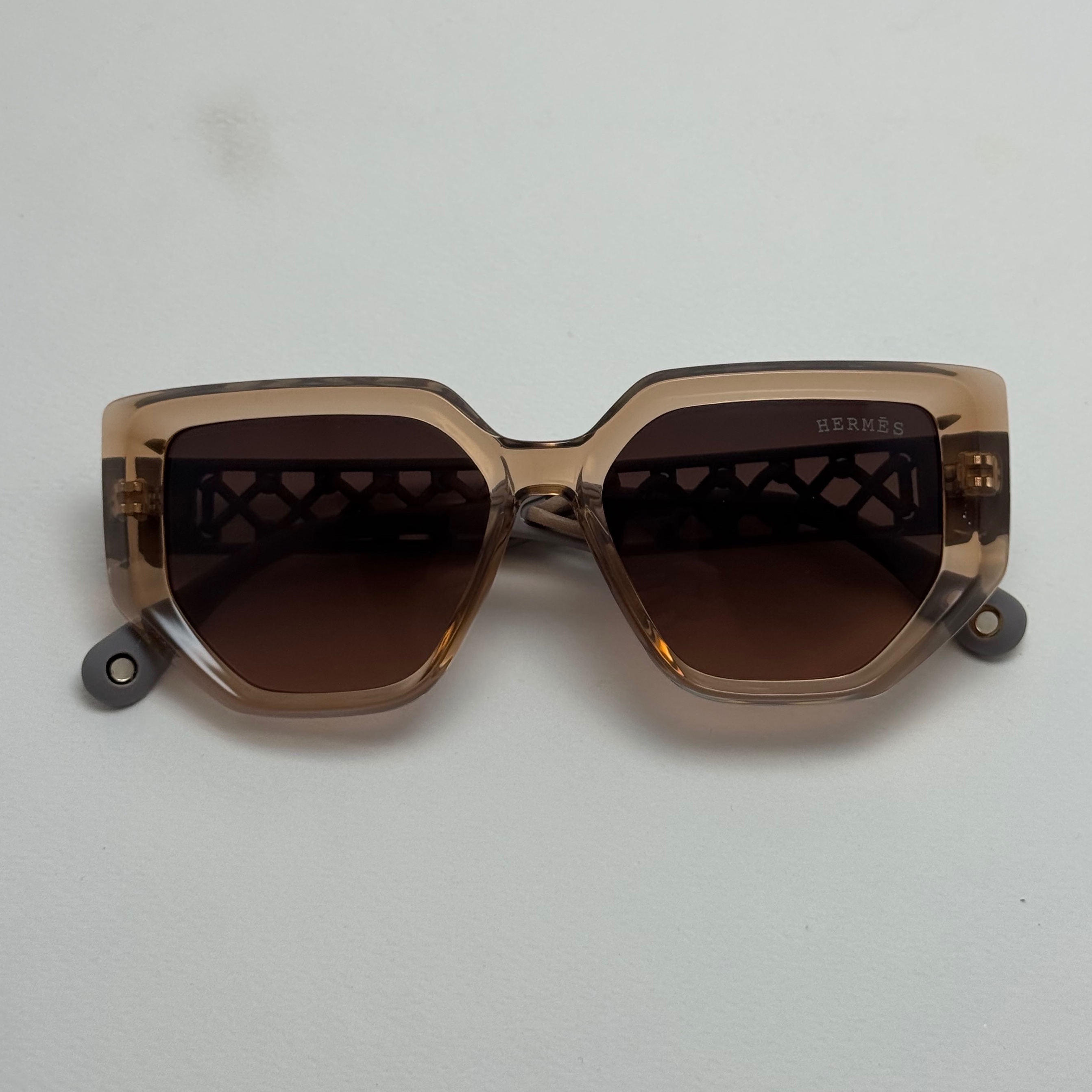 عینک آفتابی زنانه هرمس مدل Hermes Cut Out Brown دسته چرمی قهوه ای کد رفرنس 1178