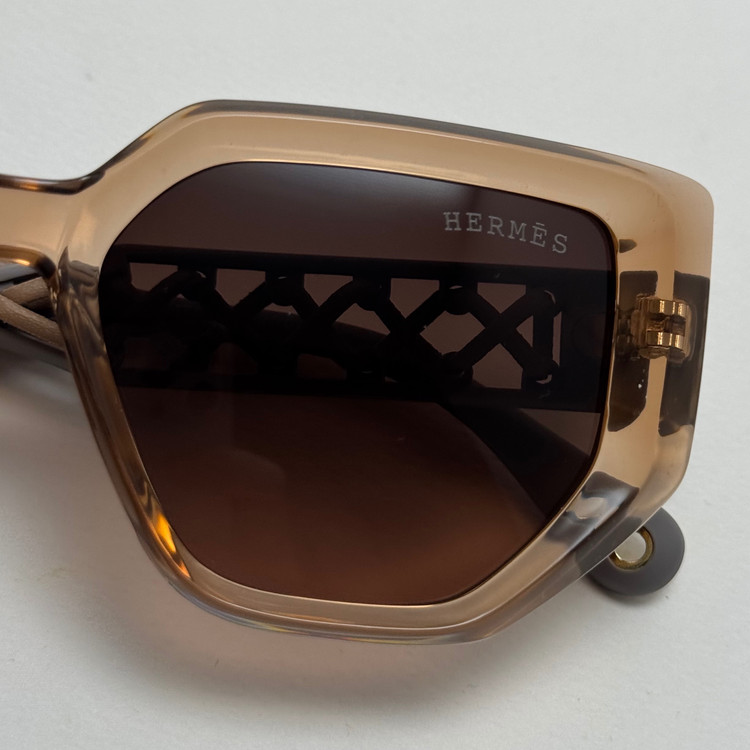 عینک آفتابی زنانه هرمس مدل Hermes Cut Out Brown دسته چرمی قهوه ای کد رفرنس 1178