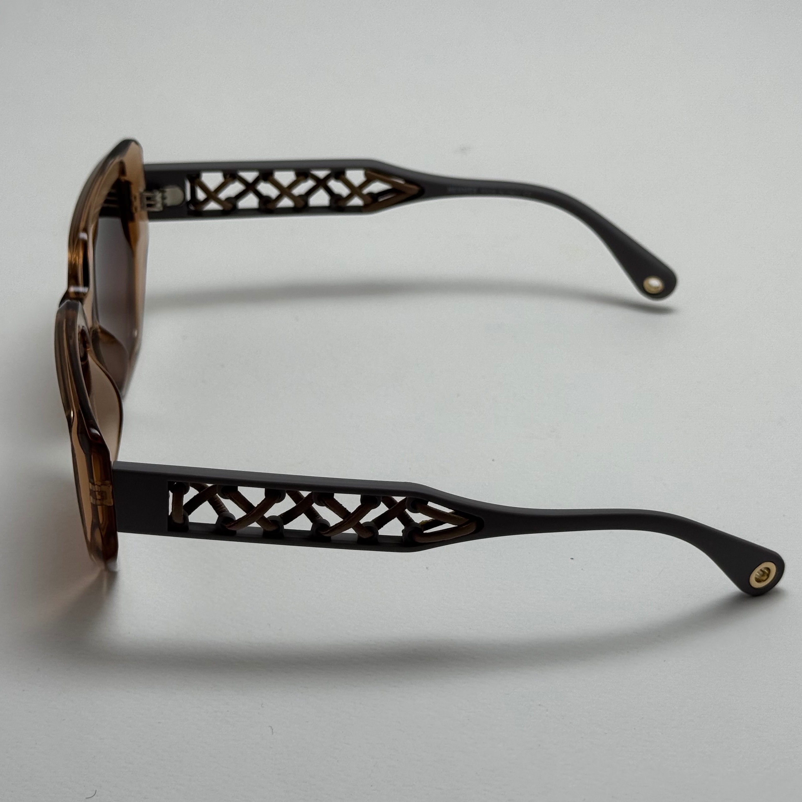 عینک آفتابی زنانه هرمس مدل Hermes Cut Out Brown دسته چرمی قهوه ای کد رفرنس 1178
