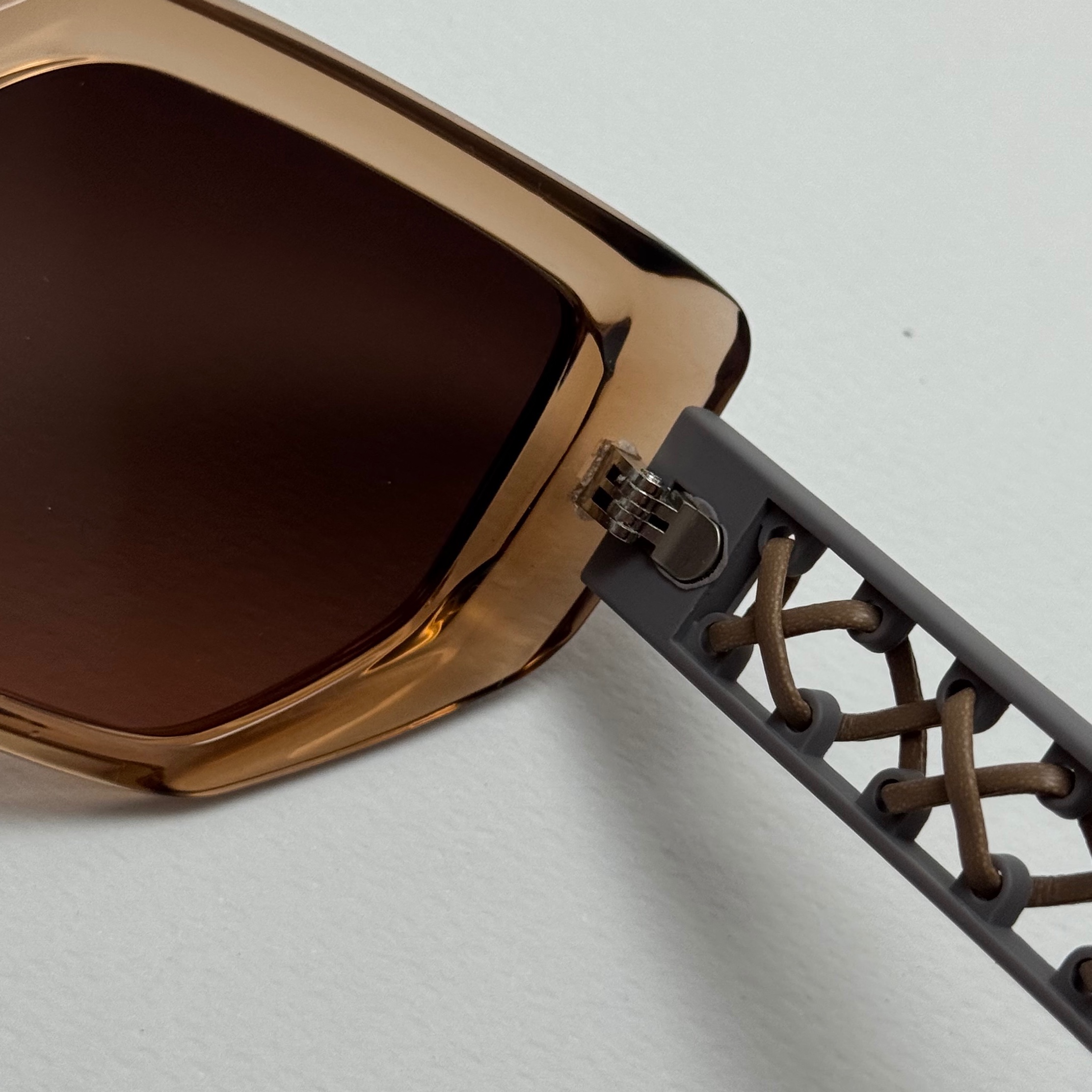 عینک آفتابی زنانه هرمس مدل Hermes Cut Out Brown دسته چرمی قهوه ای کد رفرنس 1178