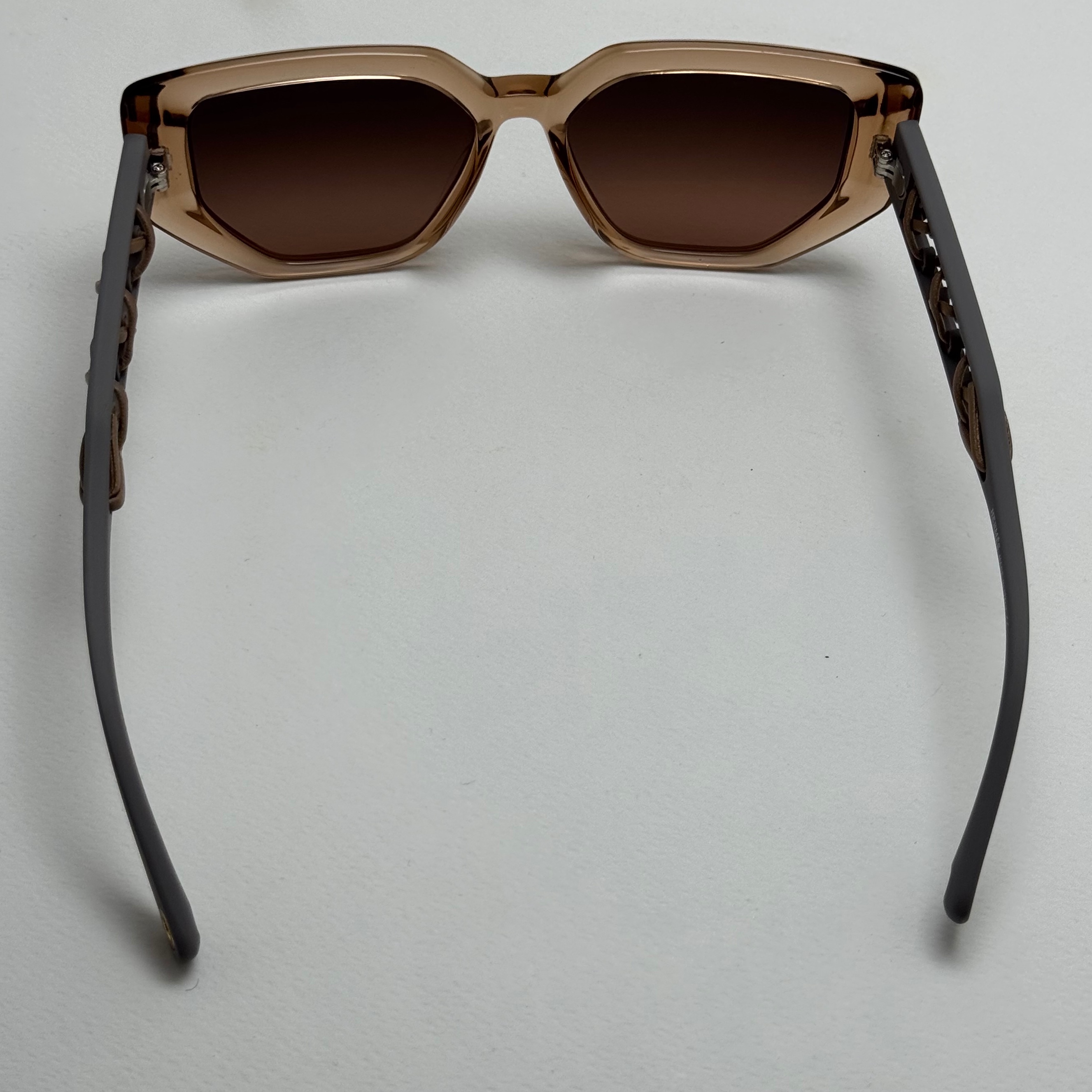 عینک آفتابی زنانه هرمس مدل Hermes Cut Out Brown دسته چرمی قهوه ای کد رفرنس 1178