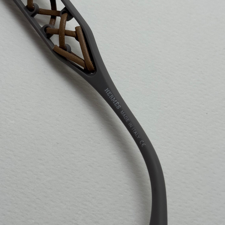 عینک آفتابی زنانه هرمس مدل Hermes Cut Out Brown دسته چرمی قهوه ای کد رفرنس 1178