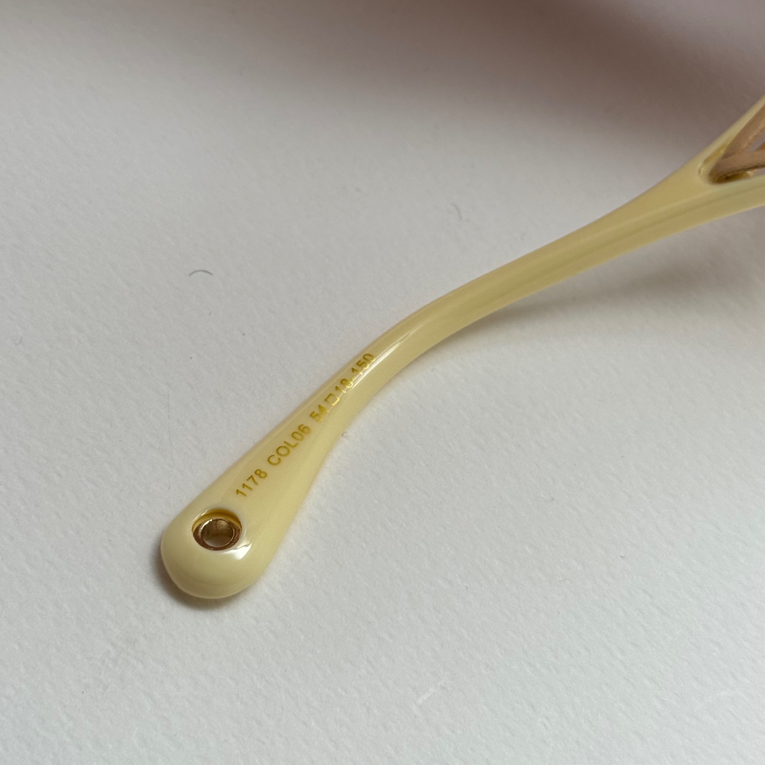 عینک آفتابی زنانه هرمس مدل Hermes Cut Out دسته چرمی کرمی کد رفرنس 1178