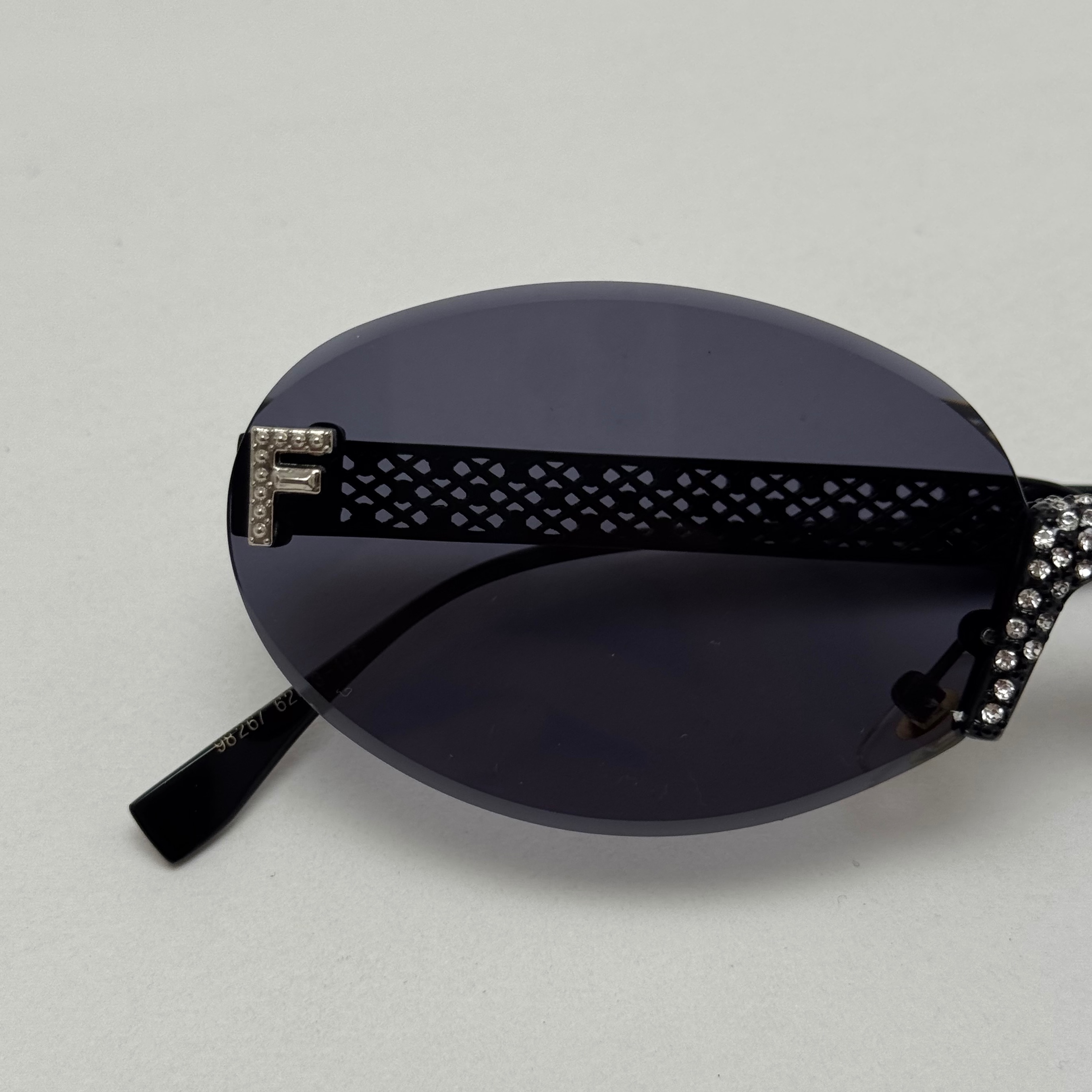 عینک آفتابی زنانه فندی Fendi فریم لس بیضی مدل Oval Frame Diamond Style نگین کاری شده کیفیت مستر تمام مشکی