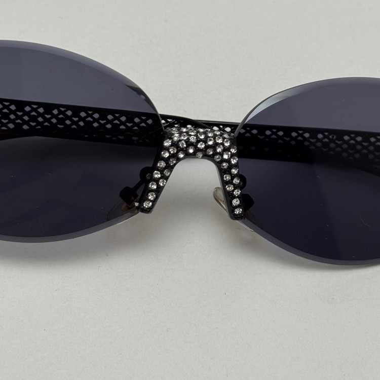 عینک آفتابی زنانه فندی Fendi فریم لس بیضی مدل Oval Frame Diamond Style نگین کاری شده کیفیت مستر تمام مشکی