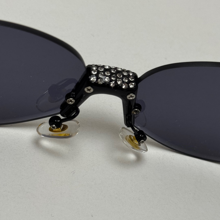 عینک آفتابی زنانه فندی Fendi فریم لس بیضی مدل Oval Frame Diamond Style نگین کاری شده کیفیت مستر تمام مشکی