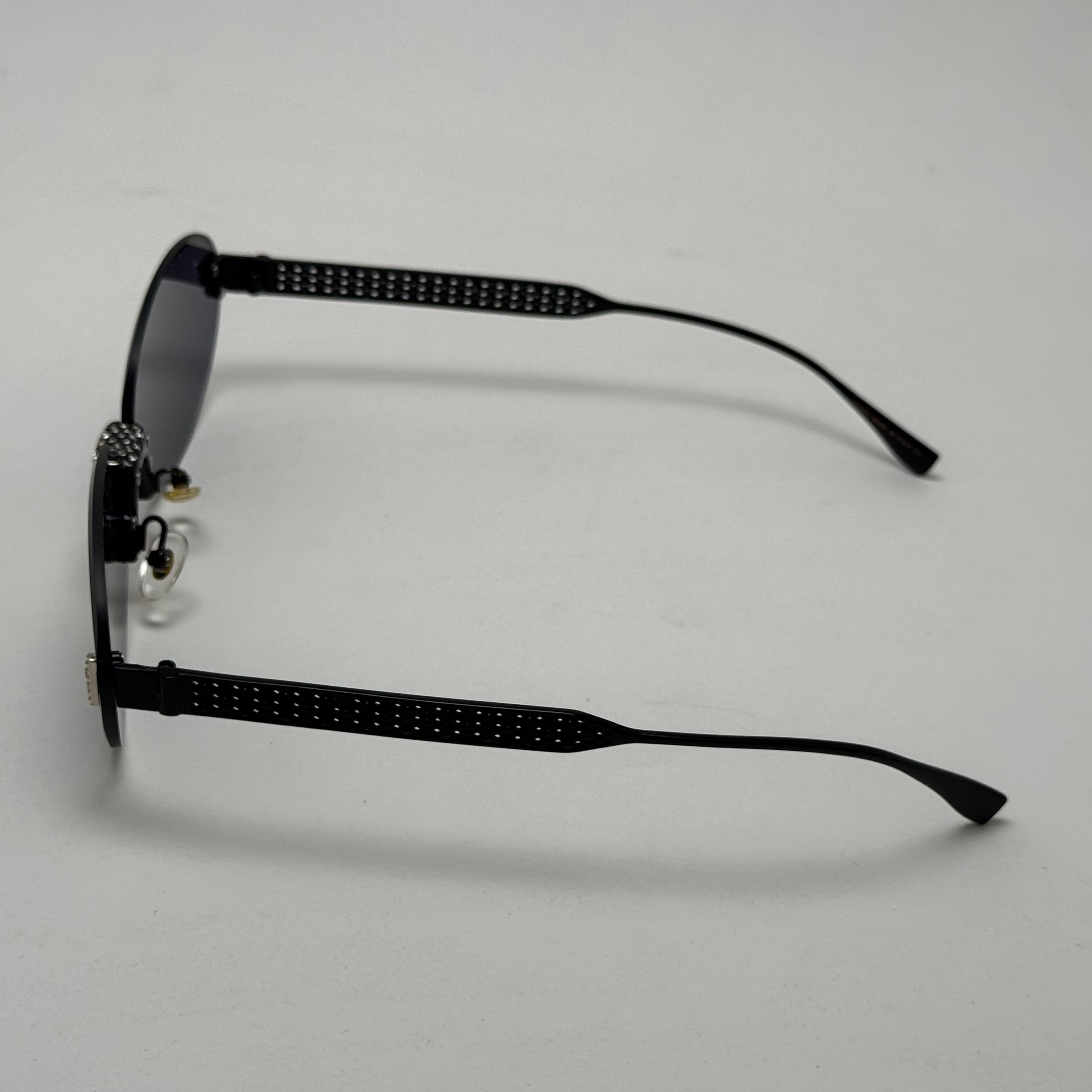 عینک آفتابی زنانه فندی Fendi فریم لس بیضی مدل Oval Frame Diamond Style نگین کاری شده کیفیت مستر تمام مشکی