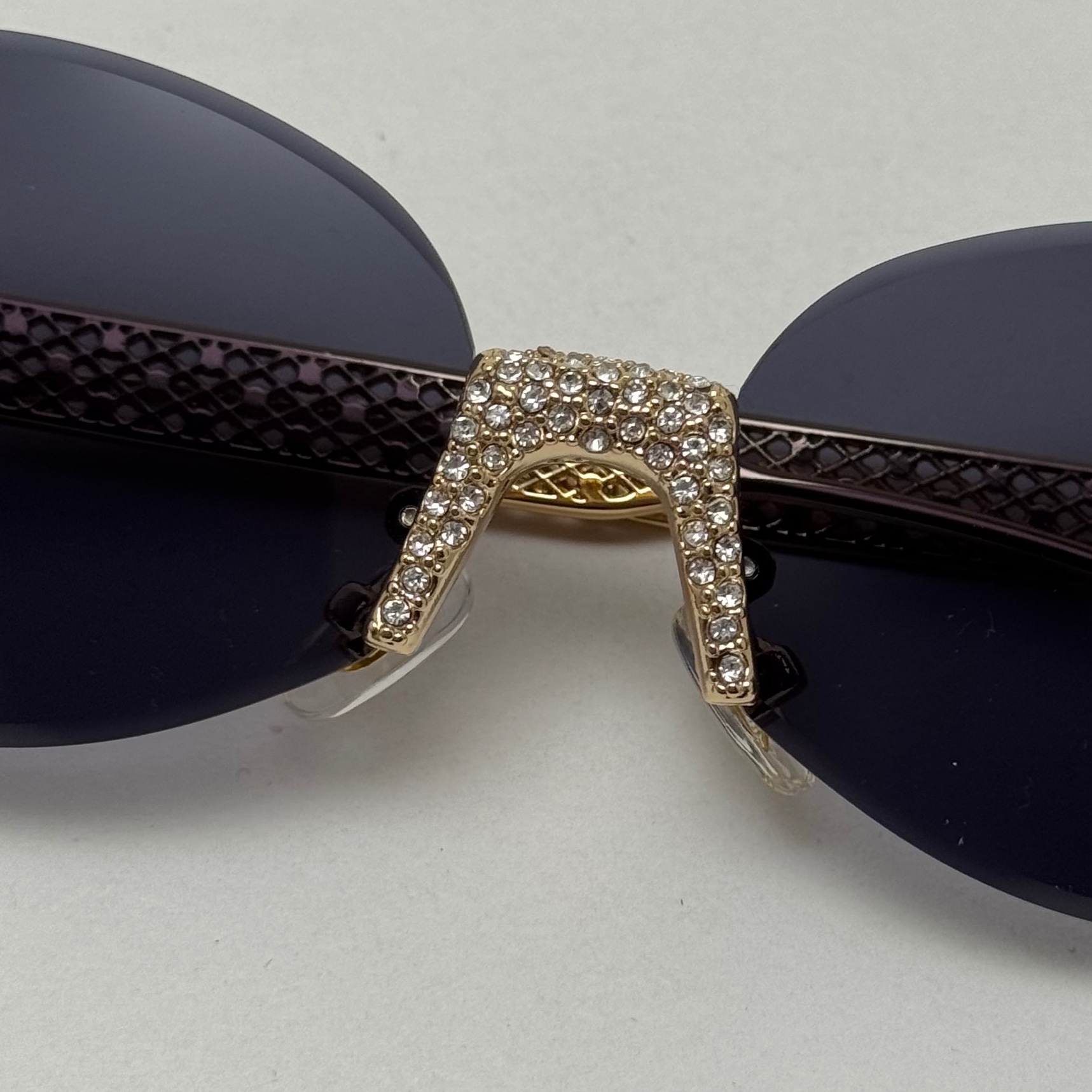 عینک آفتابی زنانه فندی Fendi فریم لس بیضی مدل Oval Frame Diamond Style نگین کاری شده کیفیت مستر مشکی طلایی