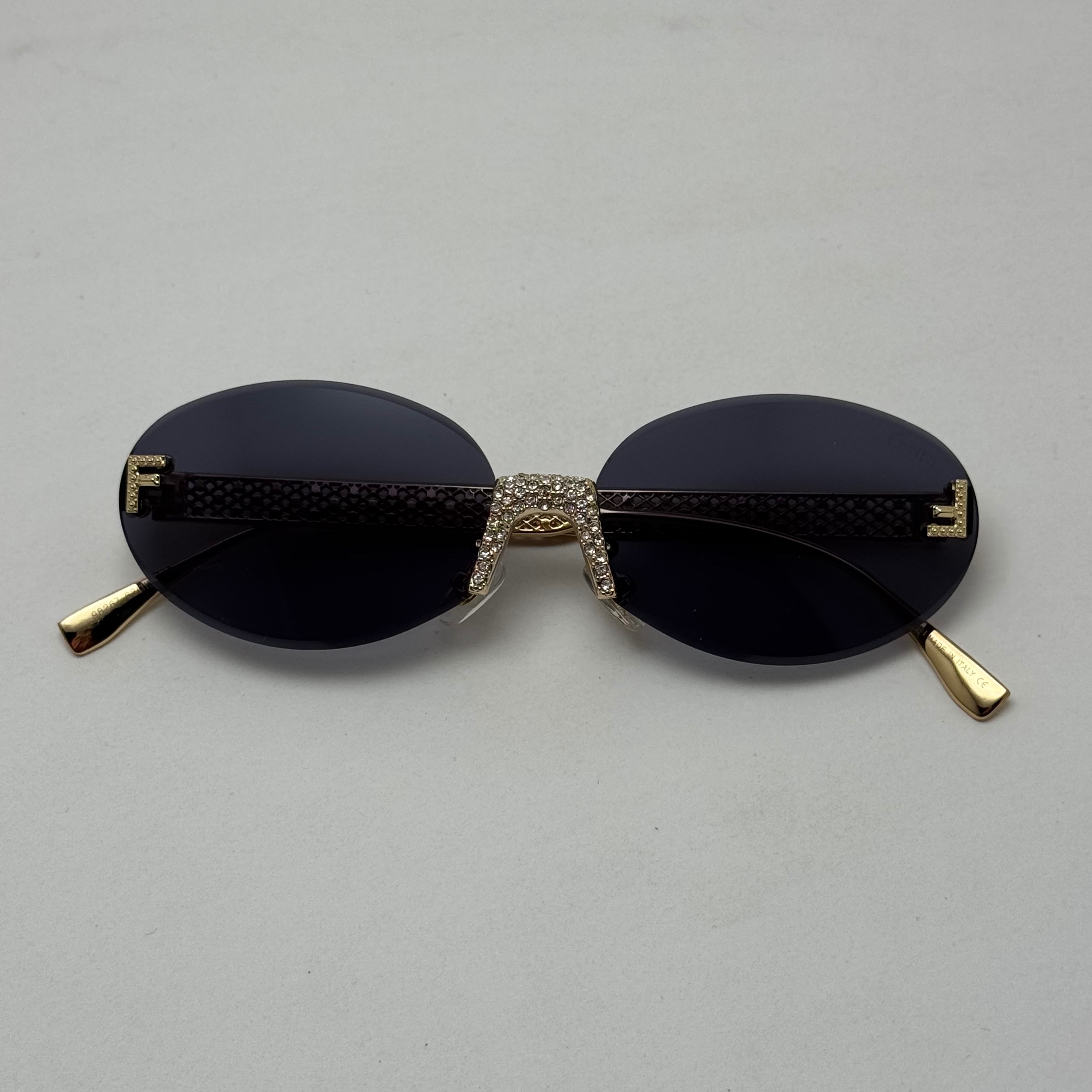 عینک آفتابی زنانه فندی Fendi فریم لس بیضی مدل Oval Frame Diamond Style نگین کاری شده کیفیت مستر مشکی طلایی