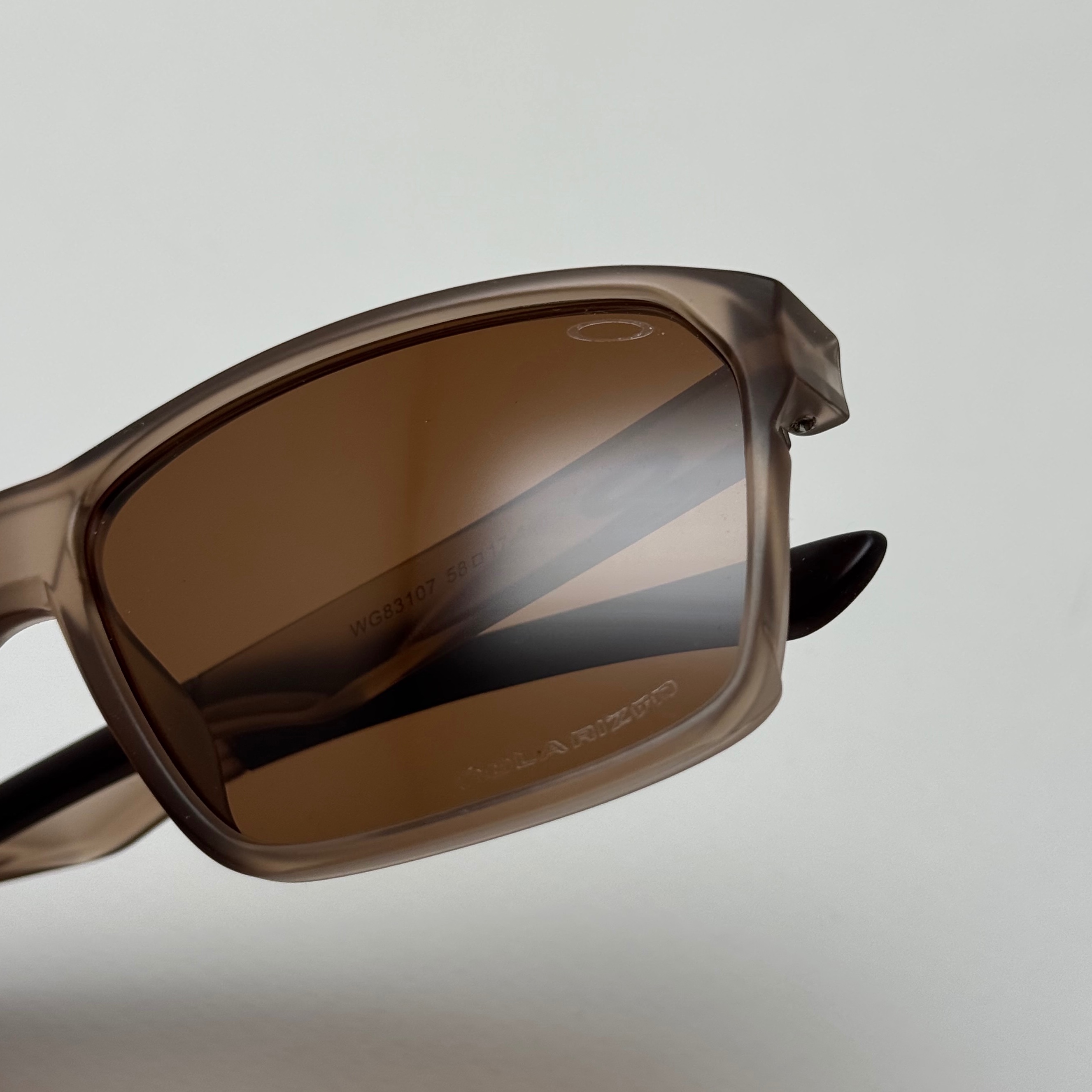 عینک اوکلی مستطیلی پلاریزه سبک OAKLEY قهوه ای کد WG83107