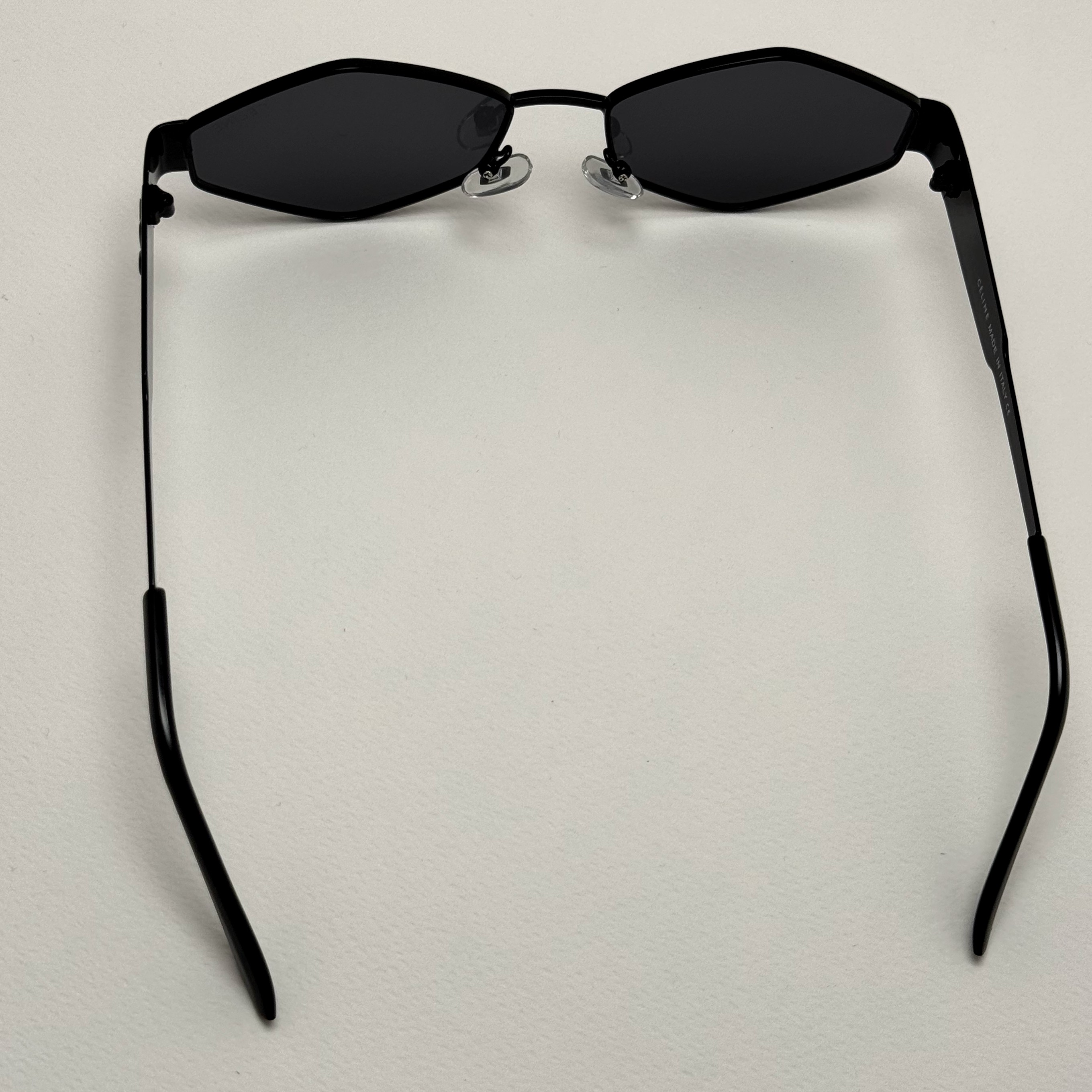 عینک آفتابی سلین CELINE شش ضلعی تمام مشکی کیفیت مستر به همراه کاور پارچه ای و دستمال