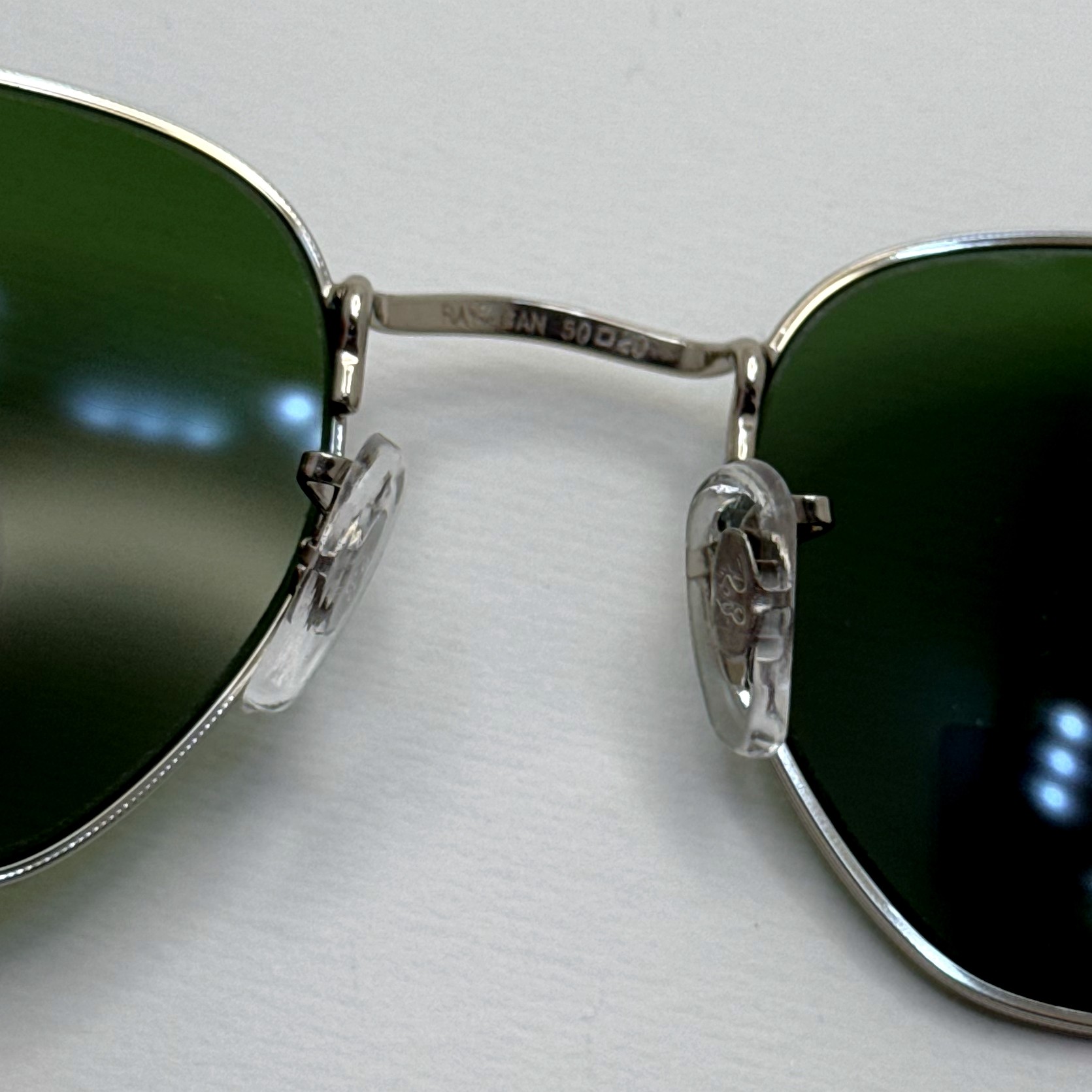 عینک ریبن هگزونال شیشه سنگ سبز فریم نقره ای به همراه پک کامل ریبن کد Rayban RB 3548