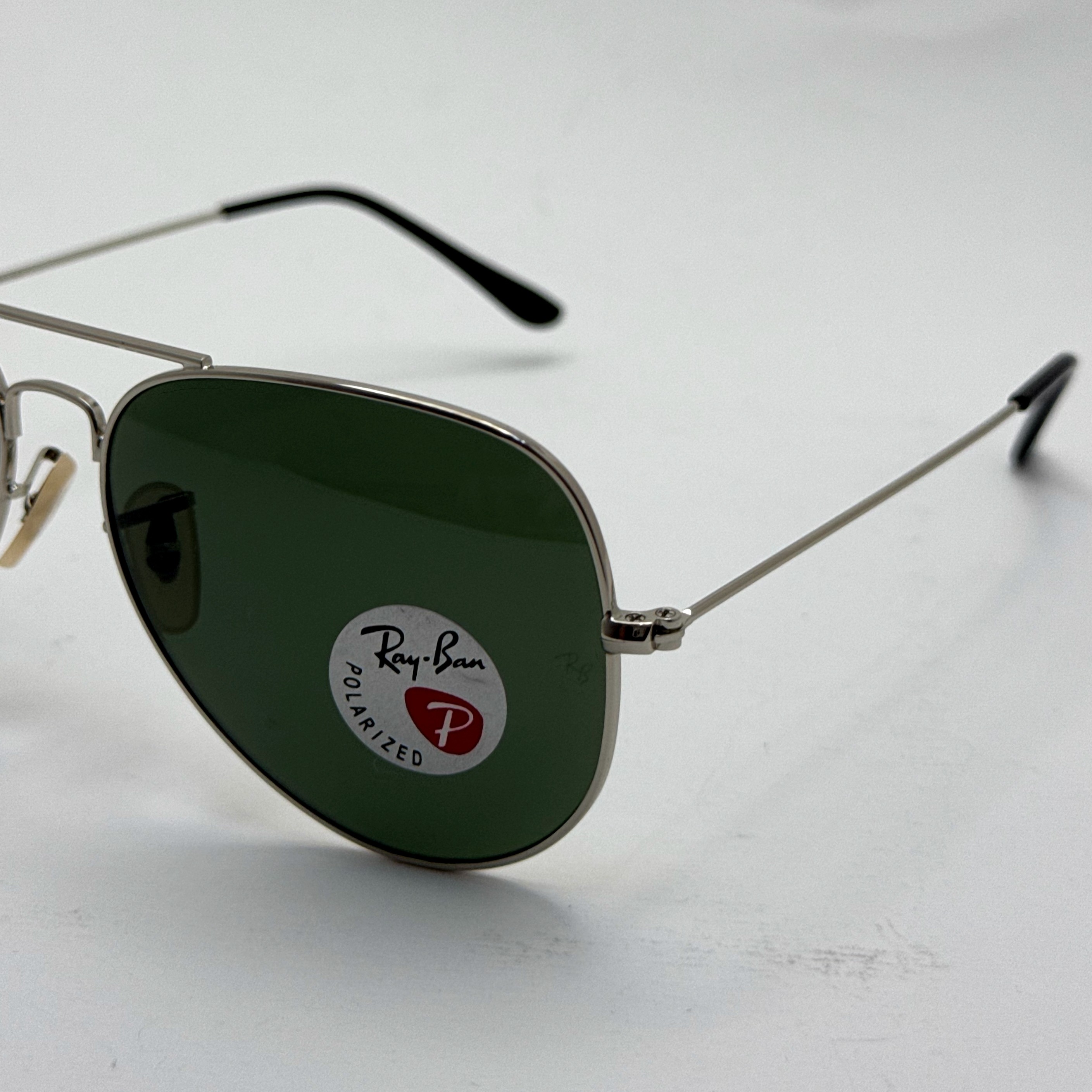 عینک ریبن خلبانی شیشه سنگ پلاریزه سبز با فریم نقره ای به همراه پک کامل ریبن کد Rayban RB 3026