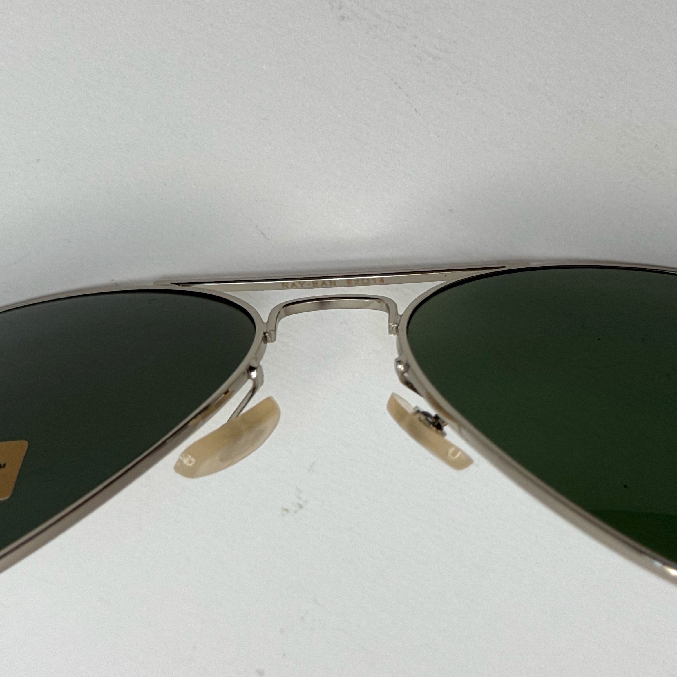 عینک ریبن خلبانی شیشه سنگ پلاریزه سبز با فریم نقره ای به همراه پک کامل ریبن کد Rayban RB 3026