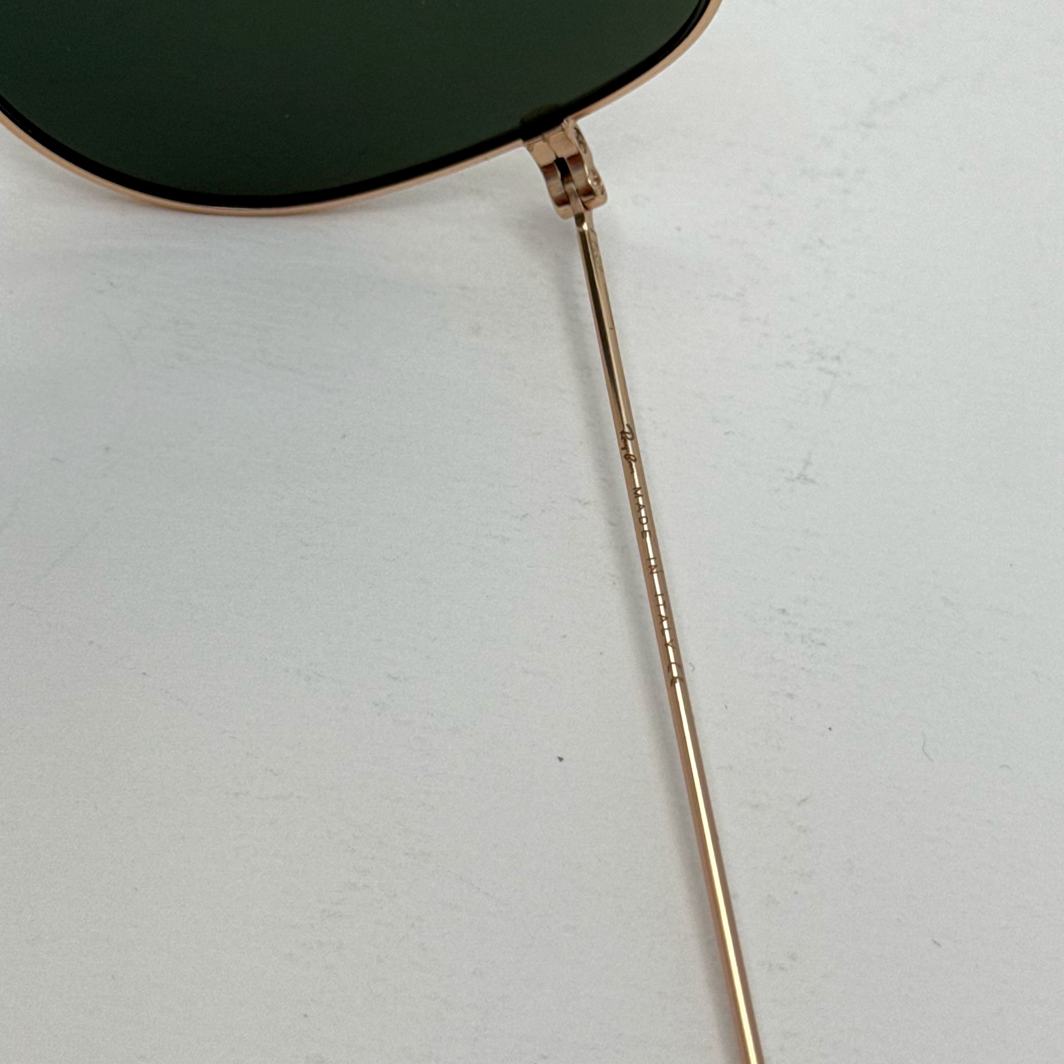 عینک ریبن خلبانی شیشه سنگ پلاریزه سبز با فریم طلایی به همراه پک کامل ریبن کد Rayban RB 3026