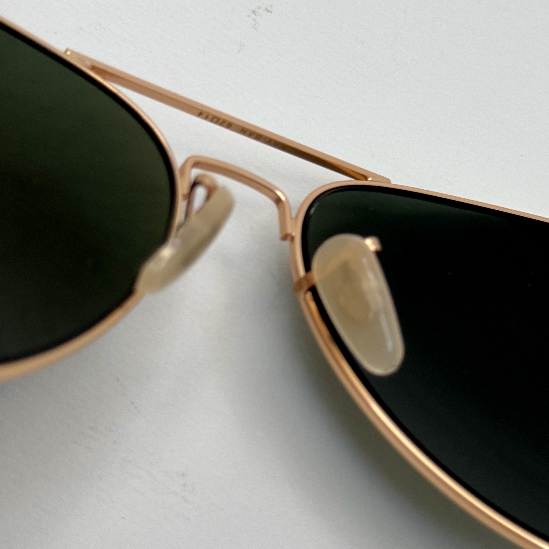 عینک ریبن خلبانی شیشه سنگ پلاریزه سبز با فریم طلایی به همراه پک کامل ریبن کد Rayban RB 3026