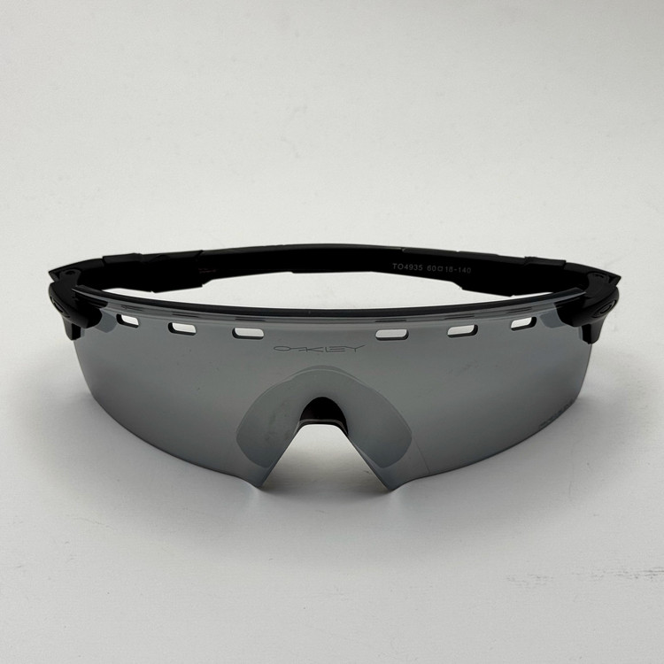 عینک آفتابی اوکلی نقره ای مشکی کد OAKLEY 4935
