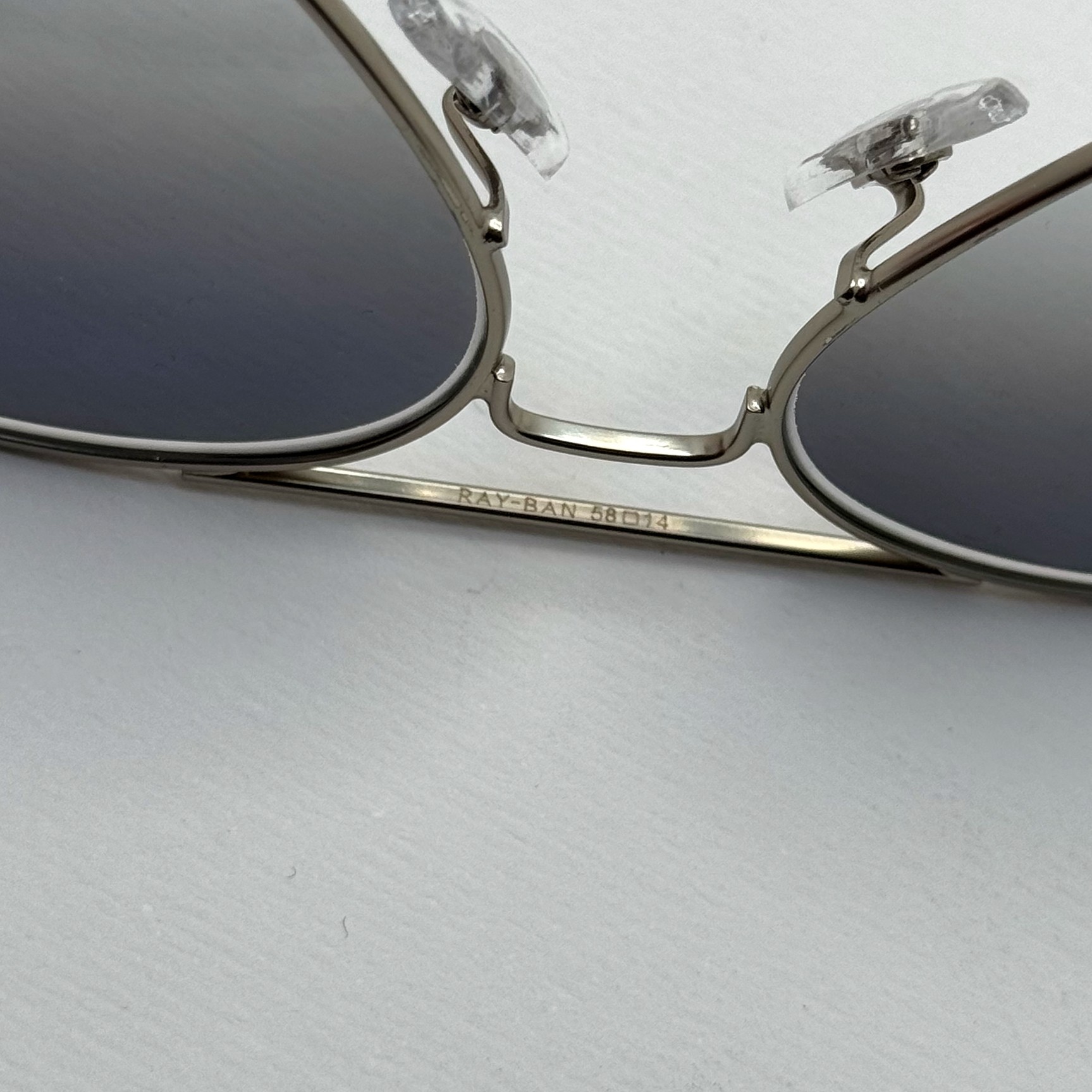 عینک ریبن خلبانی شیشه سنگ آبی هایلایت فریم نقره ای به همراه پک کامل ریبن کد Rayban RB 3025