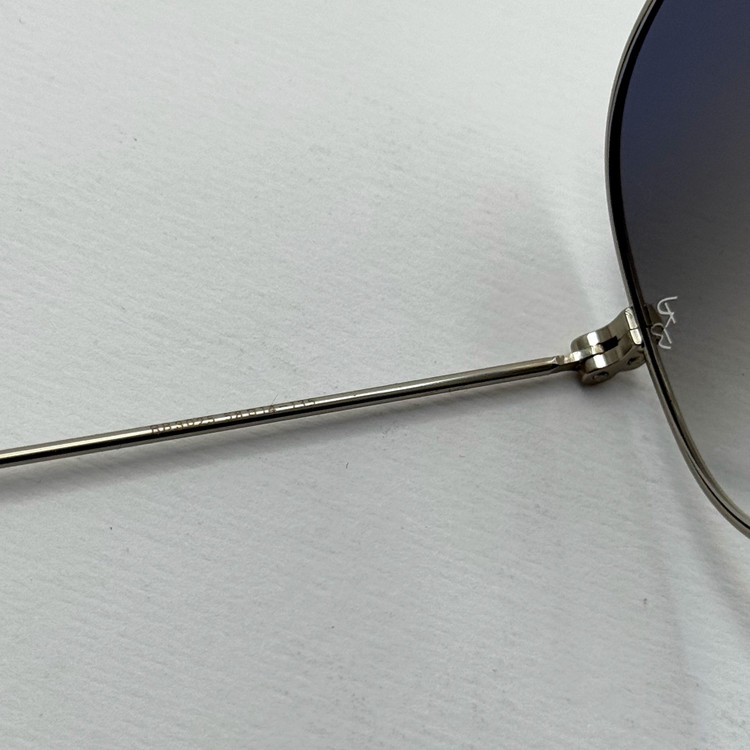 عینک ریبن خلبانی شیشه سنگ آبی هایلایت فریم نقره ای به همراه پک کامل ریبن Rayban RB 3025