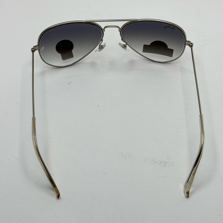 عینک ریبن خلبانی شیشه سنگ آبی هایلایت فریم نقره ای به همراه پک کامل ریبن Rayban RB 3025