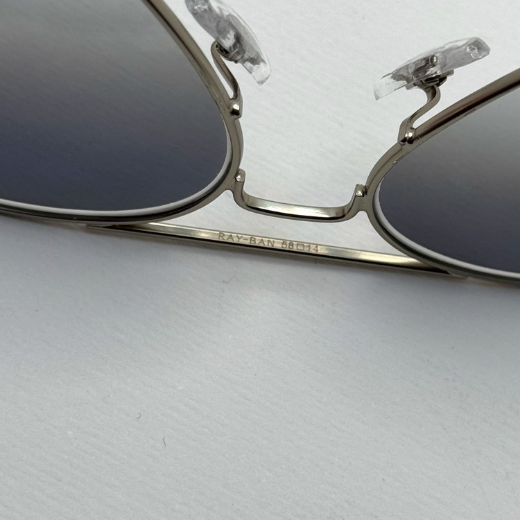 عینک ریبن خلبانی شیشه سنگ آبی هایلایت فریم نقره ای به همراه پک کامل ریبن Rayban RB 3025