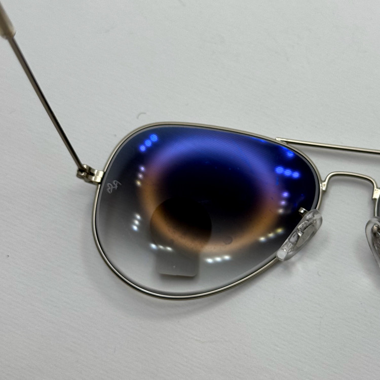 عینک ریبن خلبانی شیشه سنگ آبی هایلایت فریم نقره ای به همراه پک کامل ریبن Rayban RB 3025