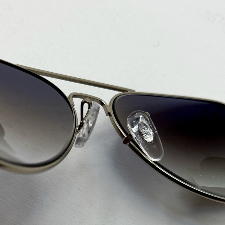 عینک ریبن خلبانی شیشه سنگ آبی هایلایت فریم نقره ای به همراه پک کامل ریبن Rayban RB 3025