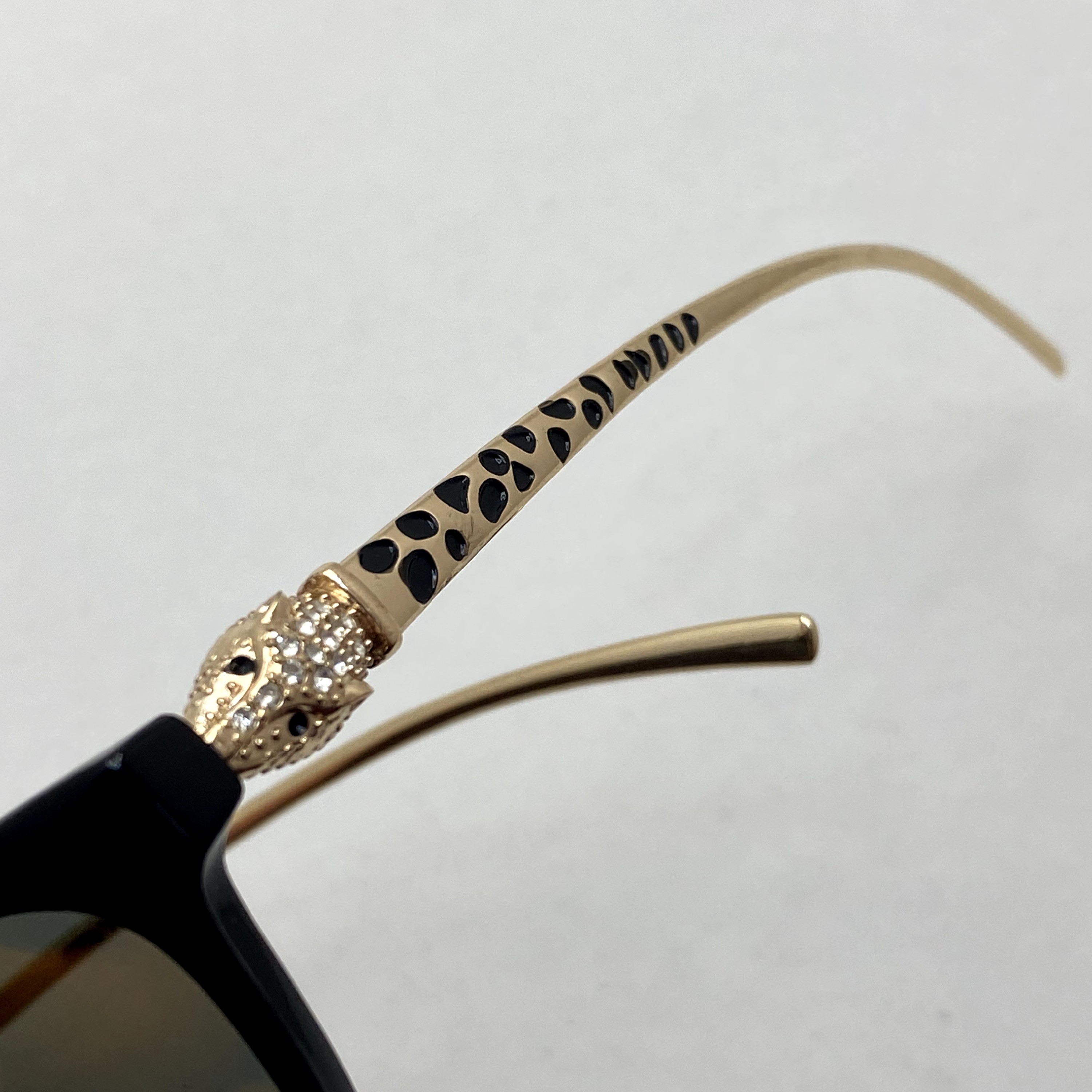 عینک آفتابی زنانه کارتیر Cartier دسته نگین کاری شده فریم مشکی عدسی آتیشی