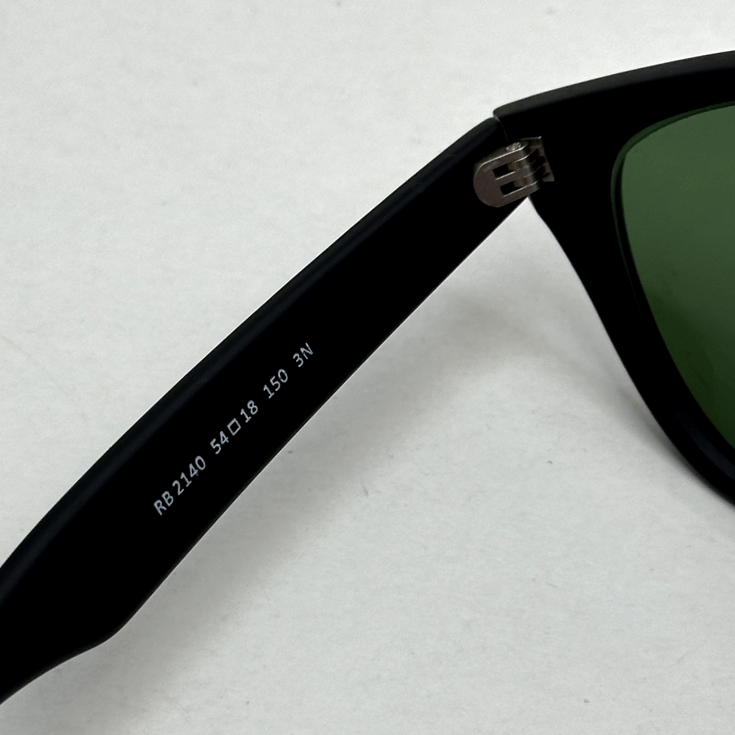 عینک آفتابی ریبن rayban ویفرر شیشه سنگ مشکی مات عدسی سبز سایز 54 به همراه پک کامل اورجینال RB 2140